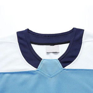 Camiseta de hockey sobre hielo con tela resistente al sudor y diseño ligero, ideal para entrenamiento de atletas y uso en deportes de equipo. - Product Image 4