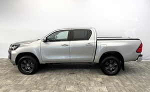Toyota Hilux Pickup 5 Plazas, Faros LED, Volante a la Izquierda, Automático, Diésel, Exterior Plateado - Product Image 2