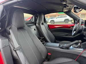 Mazda MX-5 Miata RF Grand Touring propre, modèle 2021 - Product Image 2