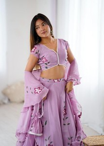 Infusé d'artisanat artisanal, ce Lehenga Choli est un ensemble ethnique emblématique pour un confort léger et une finition luxueuse - Product Image 2