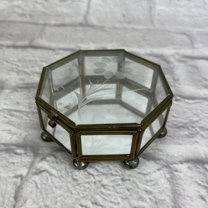 กล่องเครื่องประดับทองเหลืองและแก้วสำหรับจัดระเบียบอุปกรณ์เครื่องสำอางเครื่องประดับและของที่ระลึกด้วยการตกแต่งที่ทันสมัย - Product Image 1