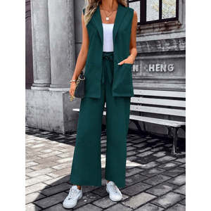 Ensemble deux pièces pour femme, veste sans manches à col ouvert et poches en crêpe chatoyant et pantalon, 36465 - Émeraude - Product Image 2