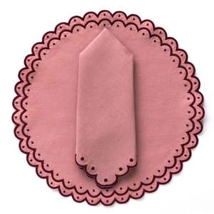 Mantel individual de lino hecho a mano de primera calidad con detalles bordados para una mesa de comedor sofisticada en interiores de restaurantes de alta gama - Product Image 1