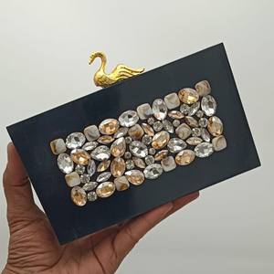 กระเป๋าคลัทช์ทำจากเรซินอินเดียลายมงกุฎฟู้ดส์มีช่องปิดด้วยแม่เหล็กทำโลโก้และสีตามสั่งสำหรับงานแต่งงานอินเดีย - Product Image 5