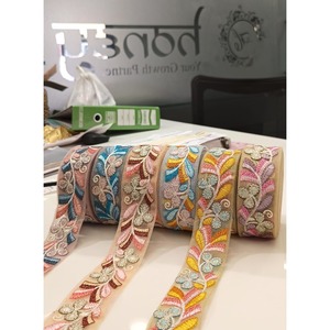 Adorno de encaje bordado con lentejuelas y cuentas pesadas para moda étnica disponible al por mayor para diseñadores y boutiques - Product Image 1