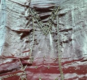 Costumes indiens de créateur modernes non cousus brodés à la main pour femmes pour les fêtes de style traditionnel - Product Image 1