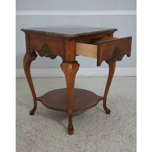 Mesita de noche de caoba de estilo francés artesanal con tapa de mármol gris. Mesa decorativa tallada artesanal para un dormitorio elegante - Product Image 2