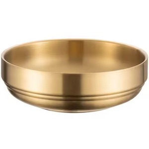 Bol de service en acier inoxydable avec finition dorée, idéal pour servir de la nourriture et des salades - Product Image 1