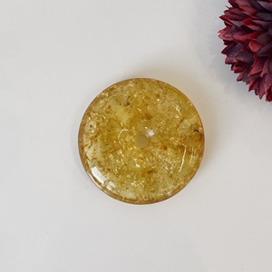 Pendentif Donut en Ambre Jaune de la Baltique, Ambre Cognac Clair avec Inclusions - Product Image 4