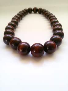 Collier léger en bois fait main de style tribal africain avec forme naturelle pour la mode ethnique par MOHSIN HANDICRAFTS - Product Image 4