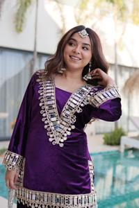 เตรียมพร้อมเปล่งประกายไปกับเสื้อคุर्ติกำมะหยี่สำหรับผู้หญิงอินเดีย พร้อมงานปักดิ้นทองสุดตระการตาและงานกระจกแท้ - มีสินค้าในสต็อก - Product Image 2