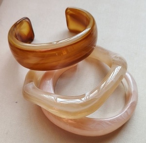 Ensemble de bracelets en résine imperméables de qualité supérieure pour femmes, couleurs riches, surface polie, style moderne et traditionnel, assorti aux tenues. - Product Image 4