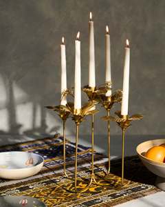 Elegantes candelabros dorados con incrustaciones de cristal. Disponible a precios de mayoreo. - Product Image 5