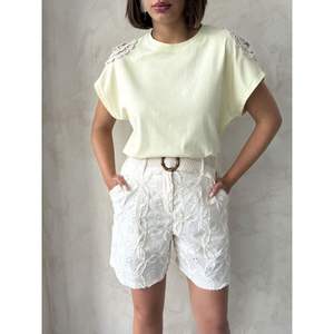 Camiseta amarilla con hombros descubiertos para mujer - Product Image 1