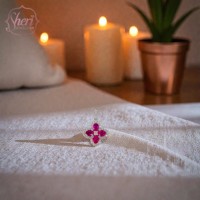 Pendentif trèfle porte-bonheur en or blanc massif 18 carats pour femme, serti d'un rubis naturel ovale et de diamants couleur F-G, pureté SI1-2, par Sheri Jewels