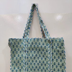 Sacs à main en coton matelassé, sacs fourre-tout durables en coton imprimé à la main en Inde, sacs matelassés imprimés à la main - Product Image 1