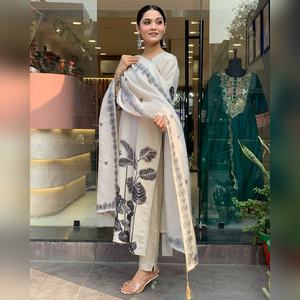 Conjunto de Kurti de Tres Piezas de Seda Chinnon Estampada, Moderno y Elegante, Listo para Enviar, Nuevo Modelo 2025, Estilo Étnico de Diseñador - Product Image 6