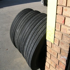 Neumático de Camión y Tractor de Caucho Usado de Segunda Mano con Etiqueta Privada Personalizada al por Mayor 16.5/85-28 Negro - Product Image 3