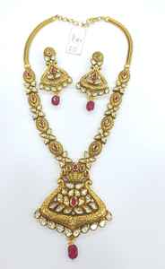 Precioso conjunto de collar con colgante Kundan para mujer con piedras verdes y pendientes perfectos para bodas, compromisos y eventos - Product Image 3