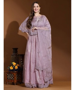 Lehenga choli อินเดียแต่งงานเจ้าสาวสีแดงสำหรับผู้หญิงในชิ้นเดียวดีไซน์แบบ lavisa ด้วยการพิมพ์ที่สวยงามงานมุกหนัก - Product Image 1