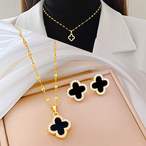 Conjunto de Collar y Aretes de Trébol de Titanio Resistente a la Decoloración, Estilo Punk, Micro Pavimentado con Piedra Natural, Chapado en Oro, Joyería Única para Mujer - Product Image 1