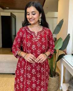 ชุดมิดิทรงบานหรูหราพร้อมกางเกง kurti พิมพ์ดิจิตอลสัมผัสแบบดั้งเดิมสำหรับงานแต่งงานตรงออกมาจากชุดภาพยนตร์ในฝัน - Product Image 1