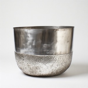 Bol martelé Sterling Gaze avec profondeur métallique élégante conçu pour les bureaux haut de gamme ou les spots de balcon spirituel - Product Image 6