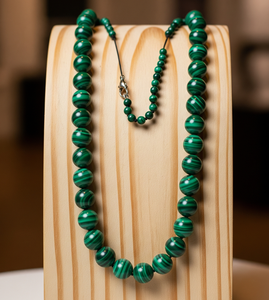 Collier pour femmes de mode d'eau douce en argent 925 de 18 pouces de haute qualité avec perles de pierre de malachite naturelle de conception nouée à la main - Product Image 6