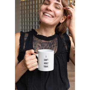 Mug au design minimaliste moderne - 15 oz en argile dolomite, passe au lave-vaisselle, avec inscription amusante 'Je ne peux pas être adulte aujourd'hui' pour les cadeaux d'Halloween - Product Image 2