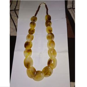 Collier de perles de bijoux plaqué or ResinFashion avec pendentif feuille et figurine Collier court pour femme, fête, mariage ou cadeau - Product Image 2