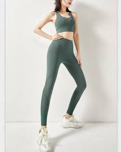 Ensemble de yoga 2 pièces pour femme, très extensible et respirant, avec impression de logo personnalisée, collection été 2025/2026, vêtement de fitness à taille élastique et couleur unie - Product Image 5