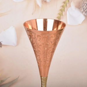 Verre à vin en cuivre fait main Divris, design moderne en relief, gobelet en métal à long pied 320 ml, écologique pour les occasions festives - Product Image 6