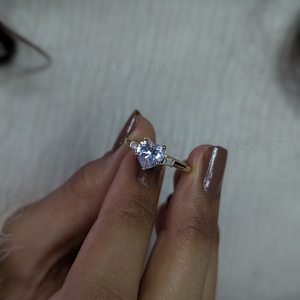 ชุดแหวนแต่งงานโมอิสซาไนต์หัวใจหรูหราได้รับการรับรองมาตรฐาน Gia 10K/14K/18K สำเนียงรูปหัวใจสีทอง - Product Image 5