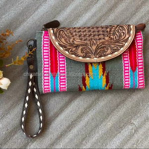 Nouveau sac à main en cuir usiné aztèque de Style traditionnel occidental sac à bandoulière coloré pour femmes et pochette à bracelet ensemble combiné Unique - Product Image 3