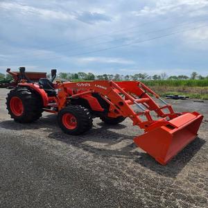 Comprar Tractor Usado con Cargador y Retroexcavadora 4x4, Motor de 18HP y Caja de Cambios para Uso Agrícola - Product Image 3