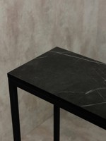 Table console noire moderne de luxe, aspect marbre, tables consoles modernes, entrée de couloir, tables latérales longues