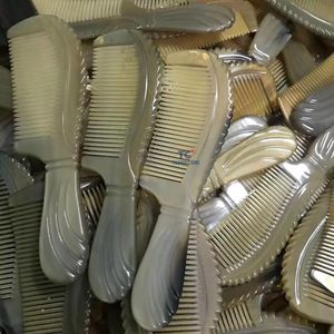 Peine de cuerno hecho a mano Natural al mejor precio, un solo diente ancho con mango, peine de cuerno hecho en Vietnam, grabado de logotipo aceptado - Product Image 3