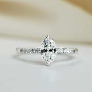 Anillo de compromiso de diamante de corte Marquesa de 10x5mm | Anillo de Boda nupcial con banda de pavé solitario | Anillo chapado en oro de 18 quilates de plata esterlina - Product Image 1