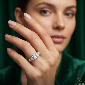 แหวนเพชรทรงปรินเซสคัทจาก Lumera Fine Jewellery ได้รับการรับรองจาก IGI เพชรเพาะเลี้ยงสี D ประดับด้วยเพชรทรงหัวใจด้านข้าง ชุบทอง 18K - Product Image 6