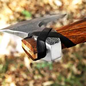 ขวานแคมป์ปิ้งสไตล์ไวกิ้ง คุณภาพสูง ผลิตด้วยมือ ขายส่ง เหล็กกล้าคาร์บอนสูง สำหรับเอาตัวรอดกลางแจ้ง ตีขึ้นรูปด้วยมือ ระดับพรีเมียม - Product Image 4