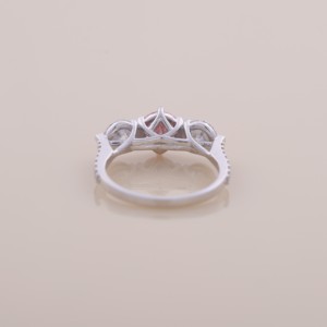 Anillo de compromiso de lujo con tres piedras de diamantes rosas y blancos, en oro blanco y oro rosa de 18 quilates, corte redondo. - Product Image 3