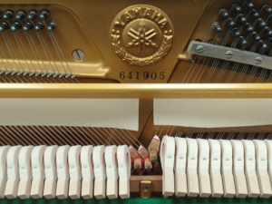 Piano droit Yamaha U1E, importé du Japon, artisanat supérieur, haute qualité, finition noire, performances fluides, 88 touches - Product Image 3