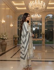 Costume 3 pièces non cousu en khaddar brodé pour femmes, robe ethnique élégante pour l'hiver - Product Image 2