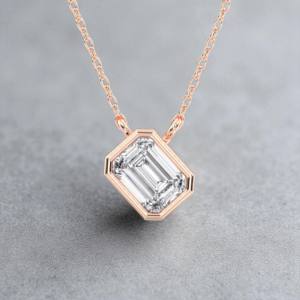 Colgante solitario de moissanita de corte esmeralda de 0,75 quilates, forma de bisel de platino para ella, de quilates - Product Image 4