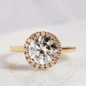 Anillo de compromiso de Halo de CZ blanco de corte redondo de 10mm con piedras de acento banda de oro propuesta de aniversario de Boda nupcial joyería de mujer - Product Image 1