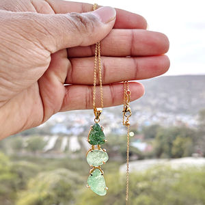 Collier pendentif en quartz vert fraise naturel brut de haute qualité, serti à griffes, plaqué or 18 carats, bijoux en gros - Product Image 6