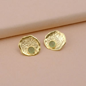 Calcédoine verte plaqué or texturé conception lunette ensemble boucles d'oreilles pierre précieuse forme ronde à la mode mat plaqué or boucles d'oreilles - Product Image 3