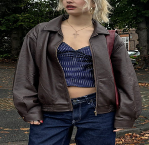 Chaqueta de cuero marrón extragrande y elegante sobre una sudadera crema con cierre de cremallera y pantalones anchos oscuros, a precios de mayoreo. - Product Image 5