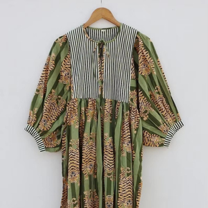 ชุดเดรสมิดิลายเสือคอลึกพร้อมสายปิดทรงหลวมพิมพ์ลายขนาดเล็กและแถบยาว - Product Image 1