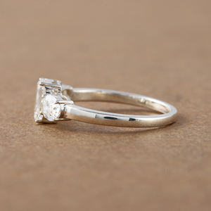 3,00 TCW Emerald Cut Lab Grown Diamond Three Stone Setting Lujoso anillo de compromiso de platino Anillo de regalo para mujeres IGI - Product Image 5